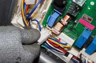 تعمیر برد فرمان کولرگازی اینورتر-09121507825