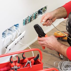 تعمیر و رفع اتصالی پریز برق مغازه 09121507825