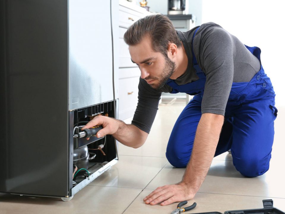 man-repairing-refrigerator.jpg.optimal-960×720 تعمیر فلومتر آب یخچال- 09121507825