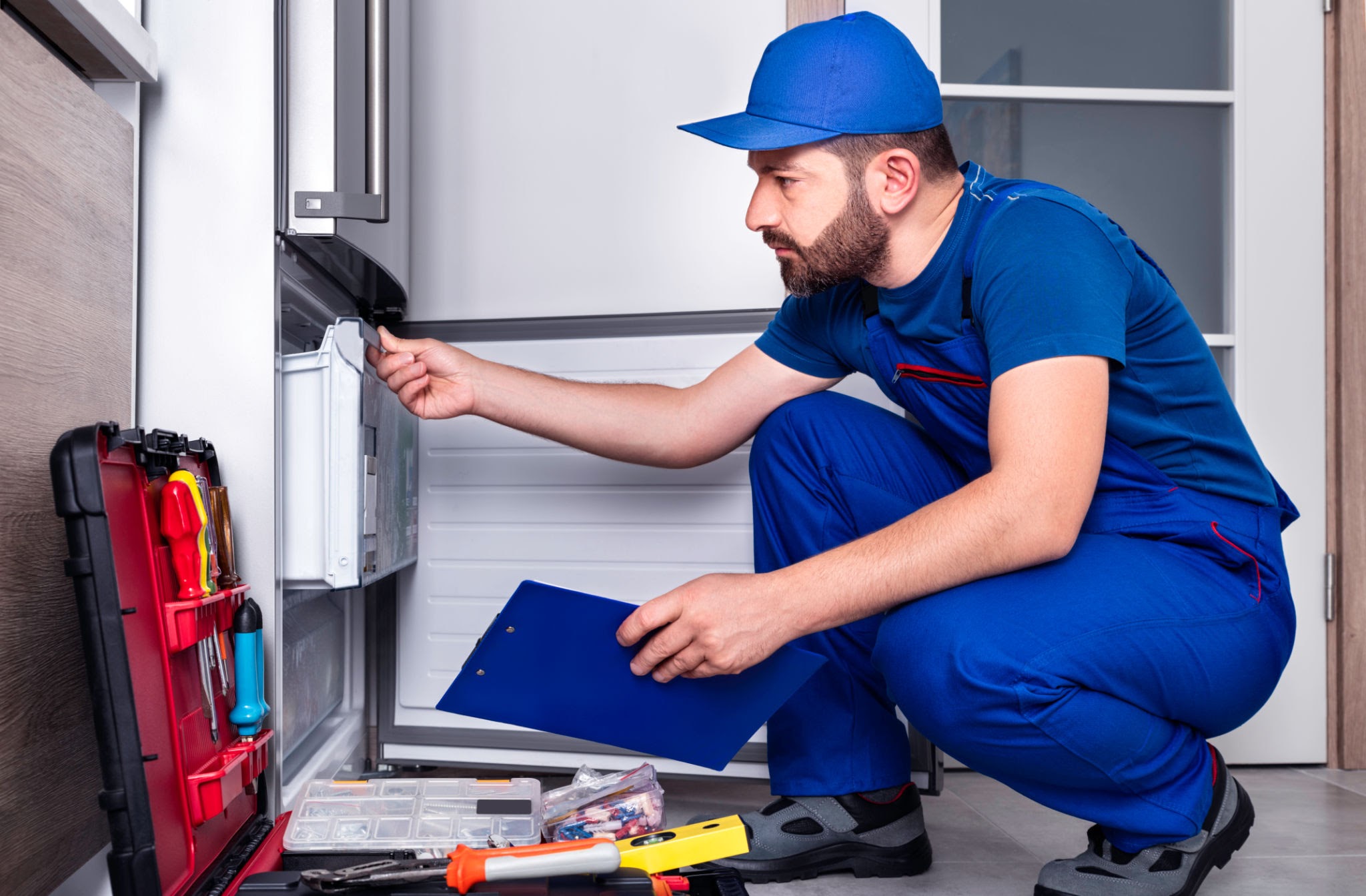 رفع مشکل داغ شدن بدنه یخچال-09121507825